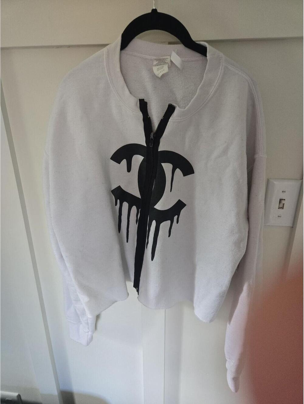 Streetwear Drip Logo White Cropped Zip Sweatshirt